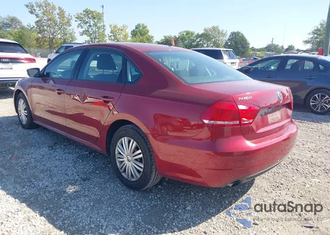 2015 Volkswagen Passat 1.8T S z USA, uszkodzony, nr VIN 1VWAT7A32FC010384